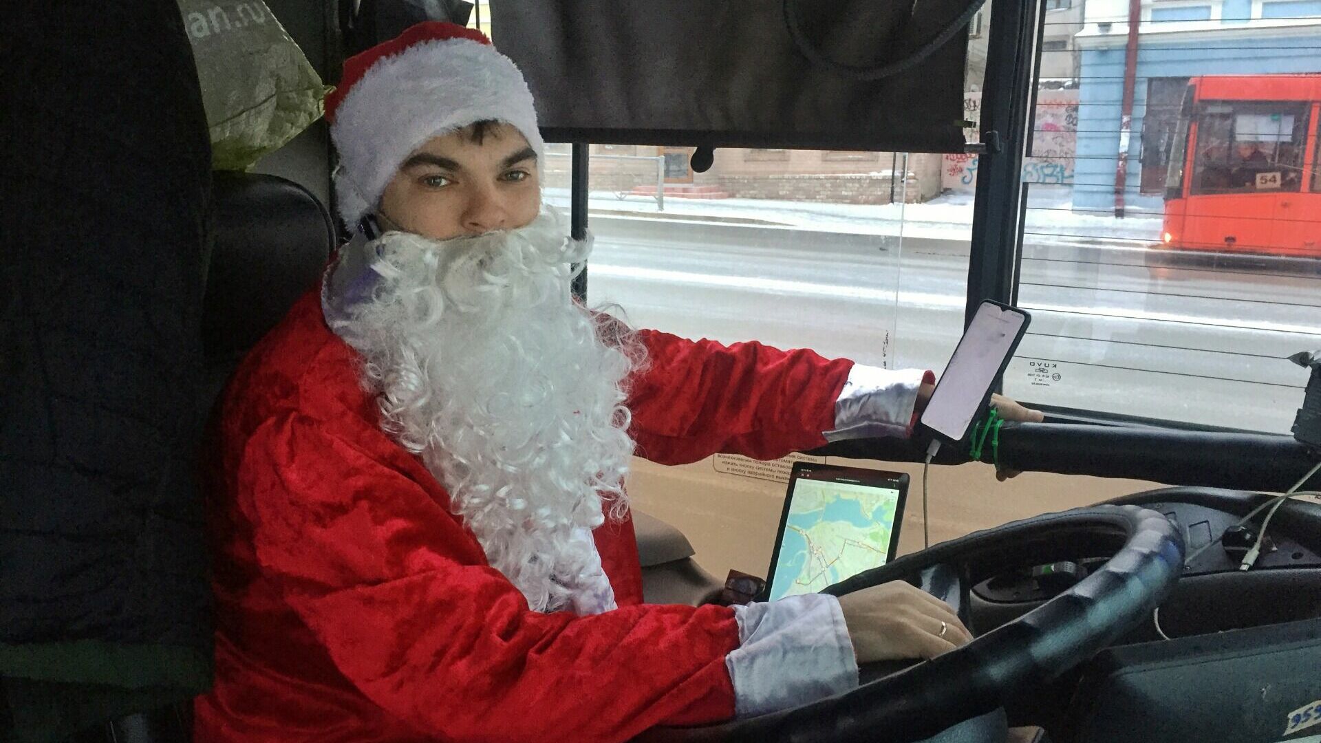 Пассажиров автобусов в Казани возит Дед Мороз
