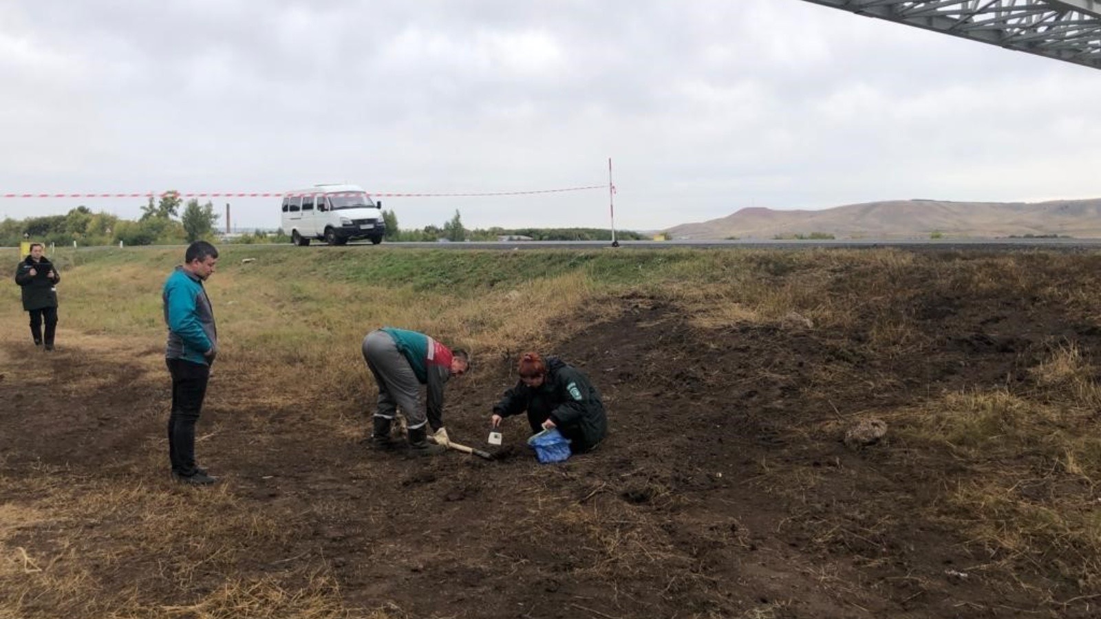 Экологи отобрали почву после ДТП легковушек с «Камазом» в Татарстане