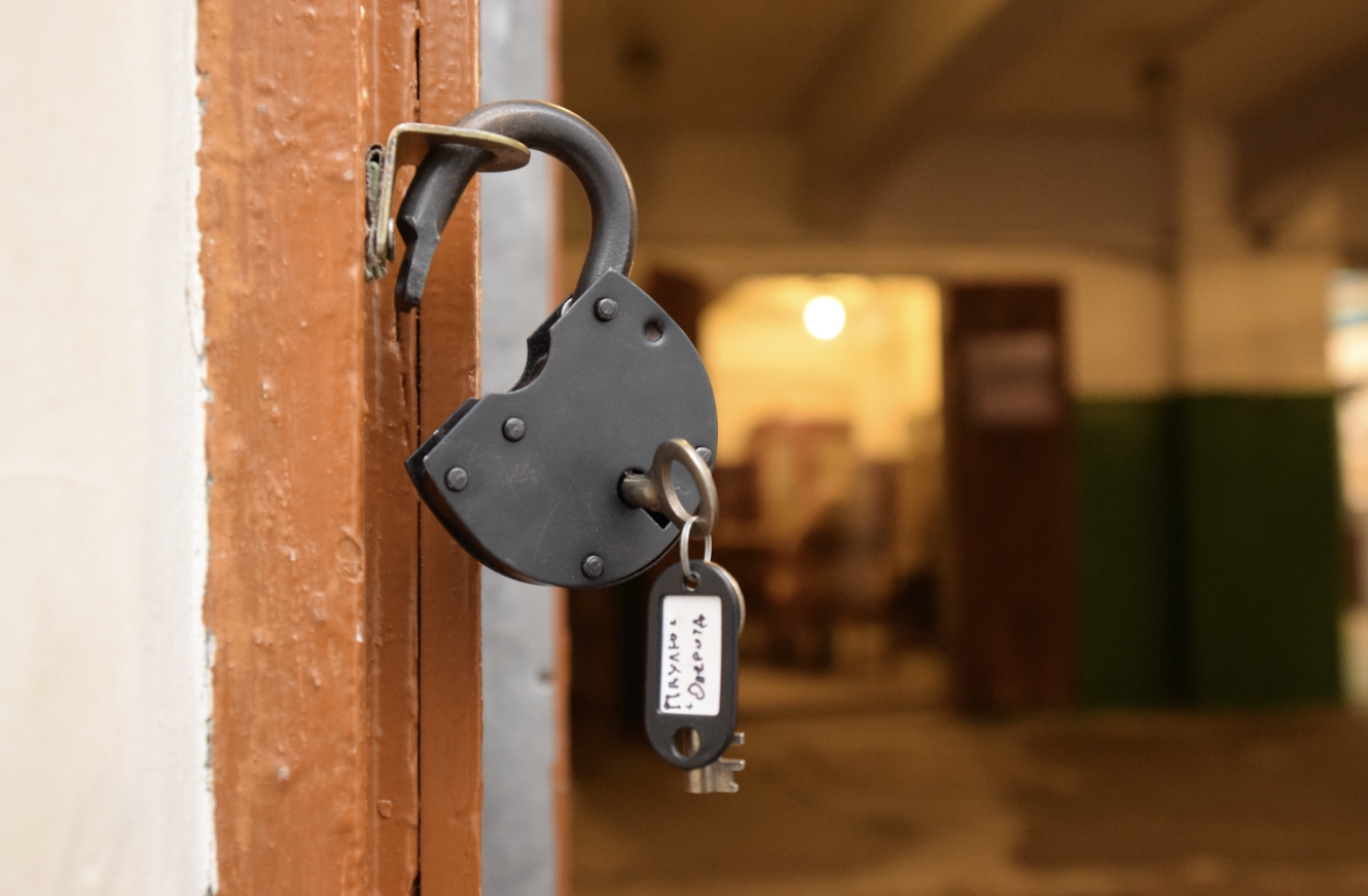 Мигрантов без еды и документов заперли в челнинском общежитии