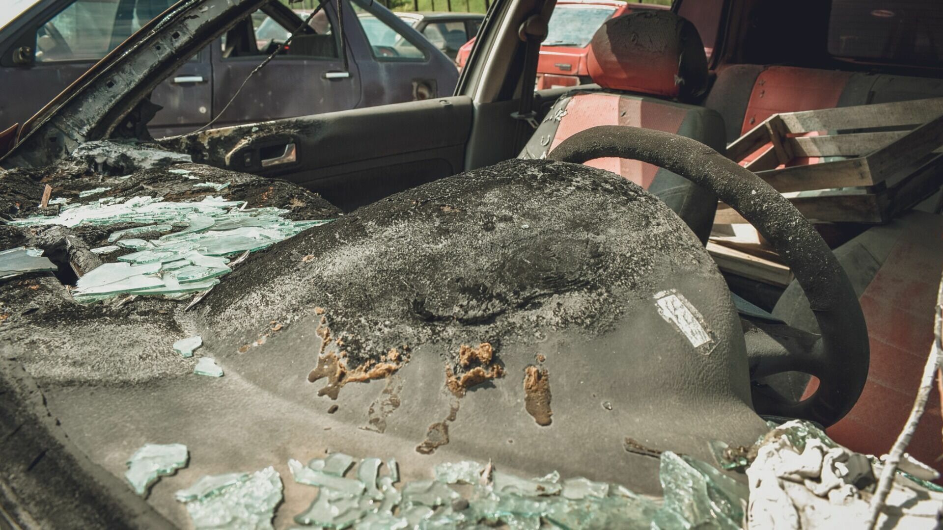 В Татарстане машина загорелась после столкновения со столбом