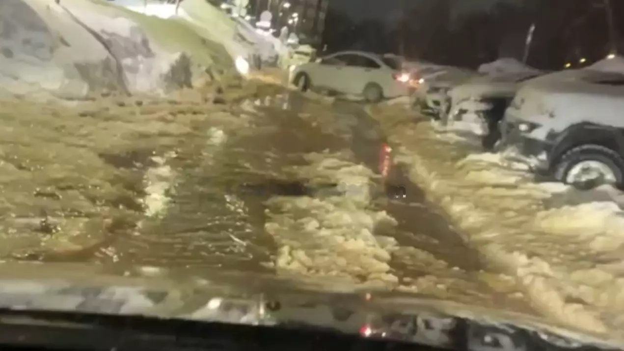 Вода из-за прорыва затопила заснеженные дороги казанского ЖК