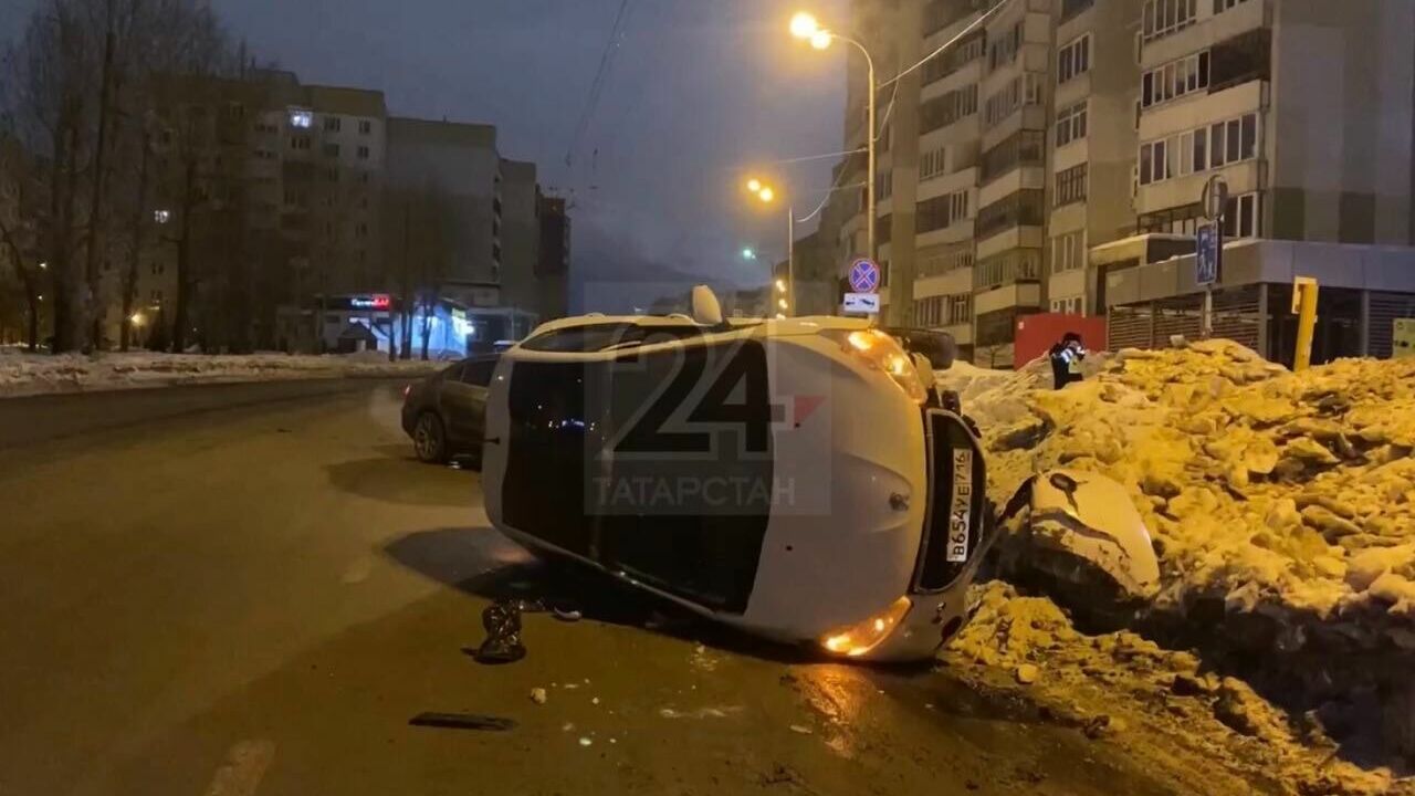 В Казани при столкновении перевернулся автомобиль с двумя детьми