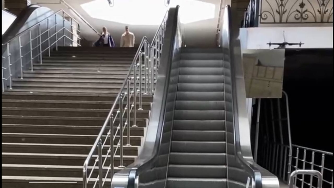 Новые эскалаторы в казанском метро скрипят, как раненые щенки