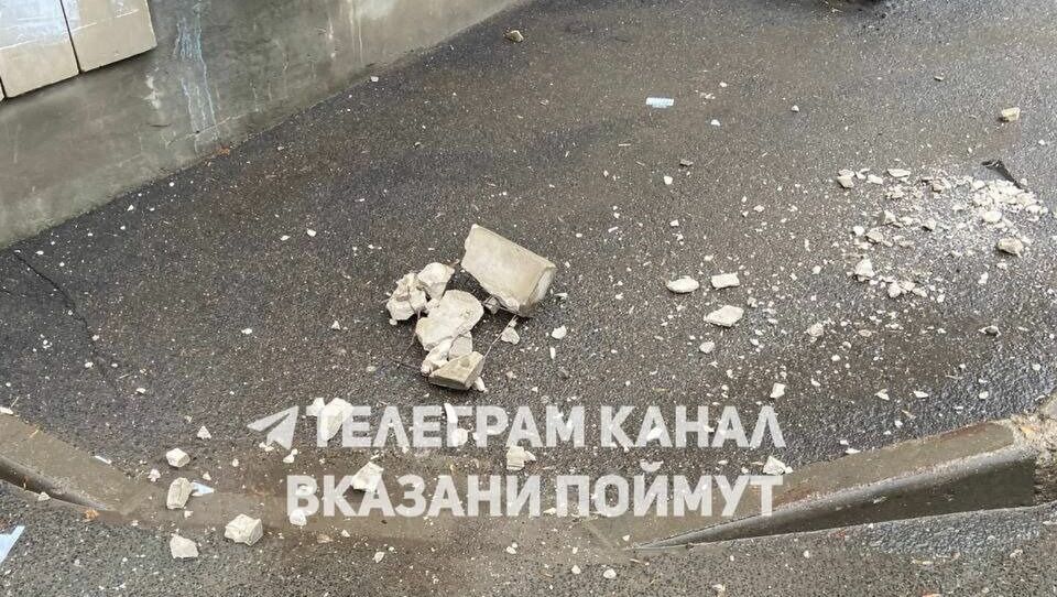 В Казани у жилого дома обрушился фасад