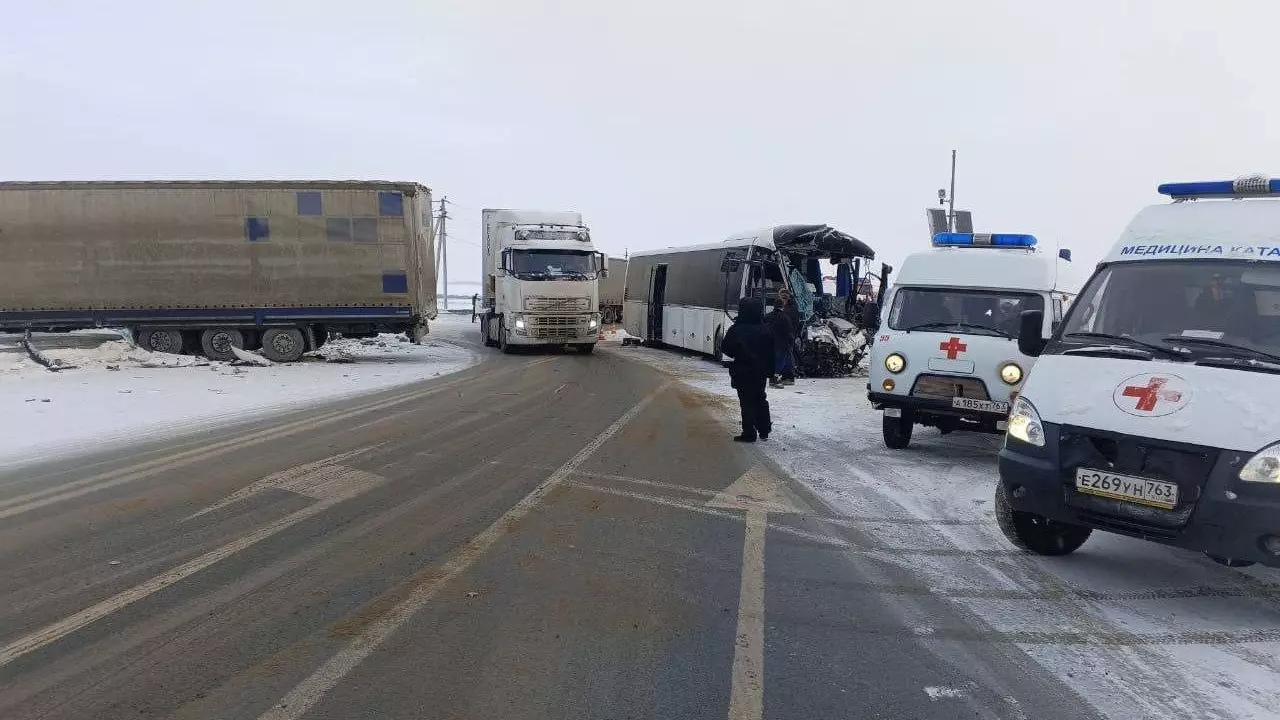 Автобус до Челнов смяло из-за ДТП на трассе в Самарской области