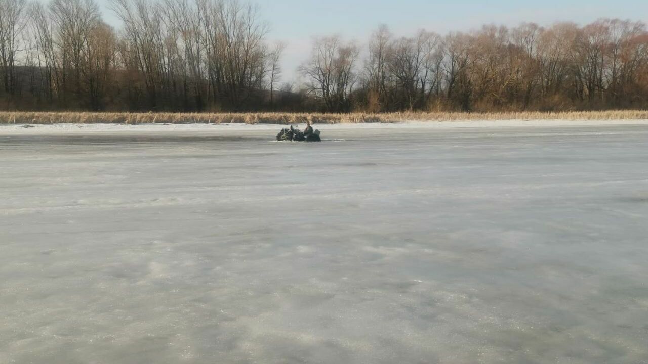 Татарстанцы провалились под лед на мотоцикле