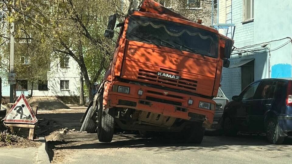 В Казани грузовик провалился под асфальт