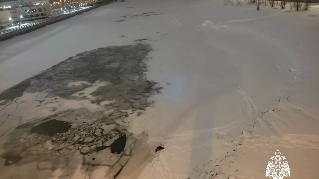 В Казани двое мужчин провалились под лед на снегоходе