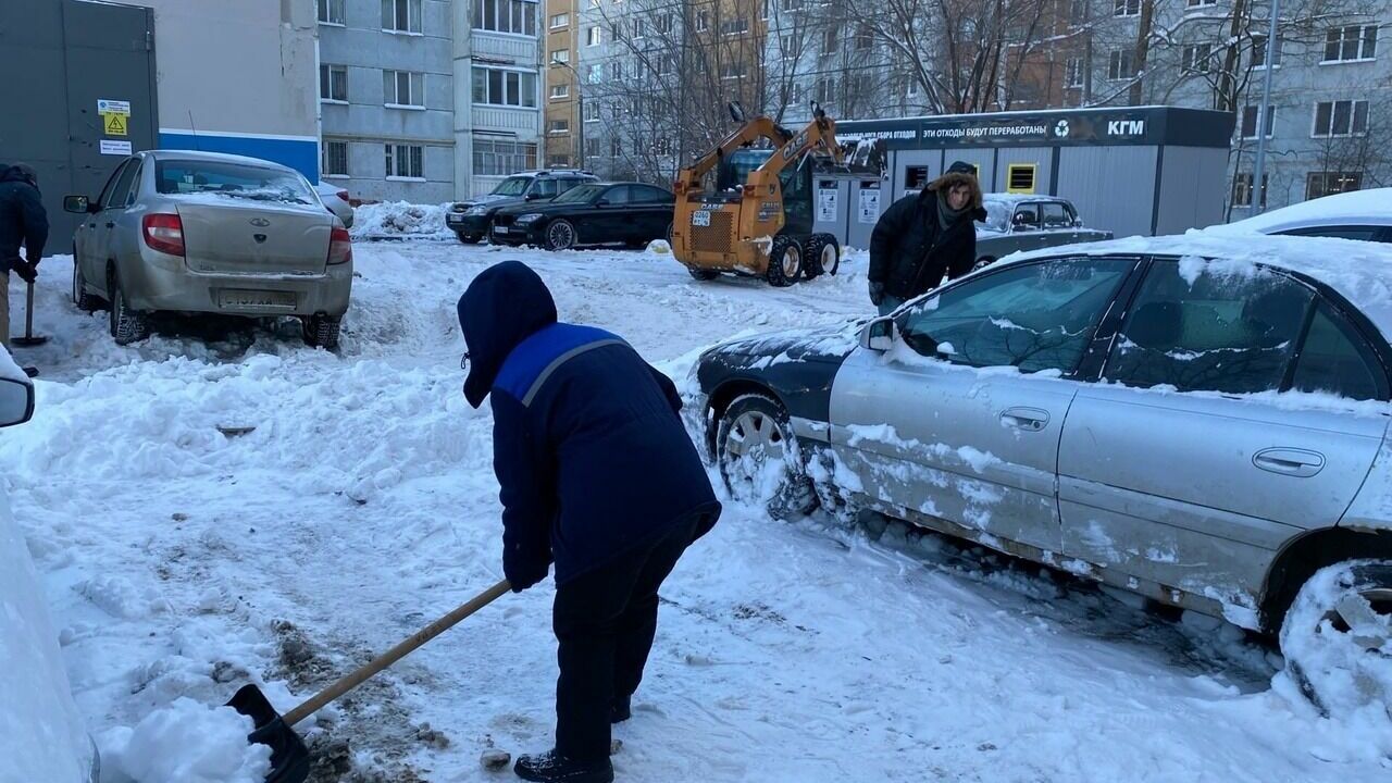 Челнинские дорожники не могут убрать снег из-за припаркованных машин