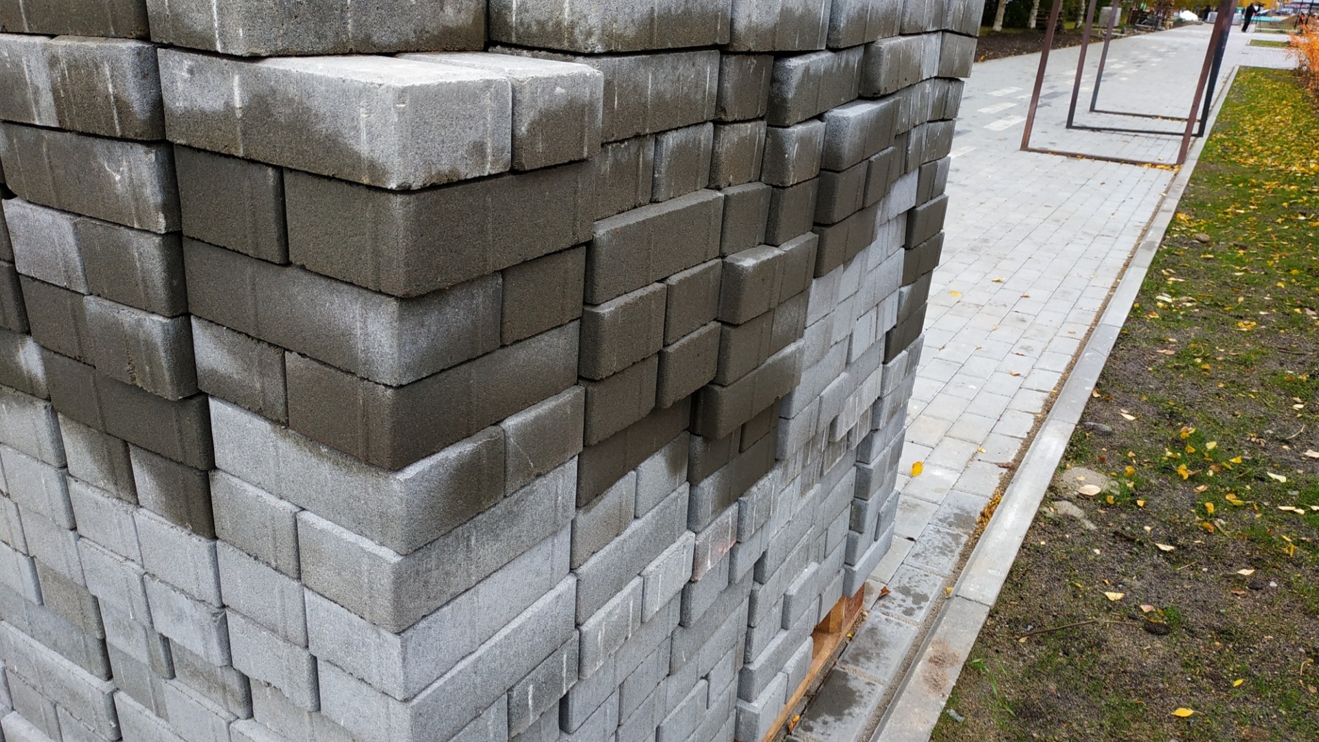 В Нижнекамске жители украли тротуарную плитку с остановки