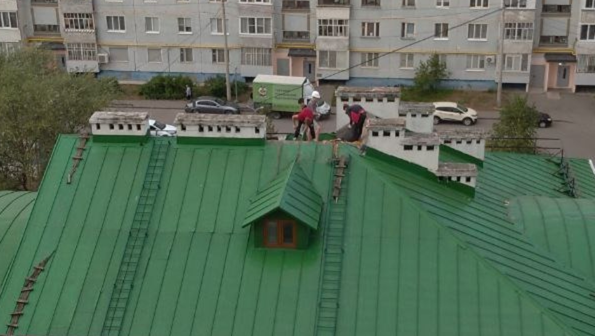 В большом городе жили двое детей кровли. Дети на крыше. Крыши Ульяновская область надувные дома. Воронеж дети на крыше. Безопасность рядом с крышами для детей.