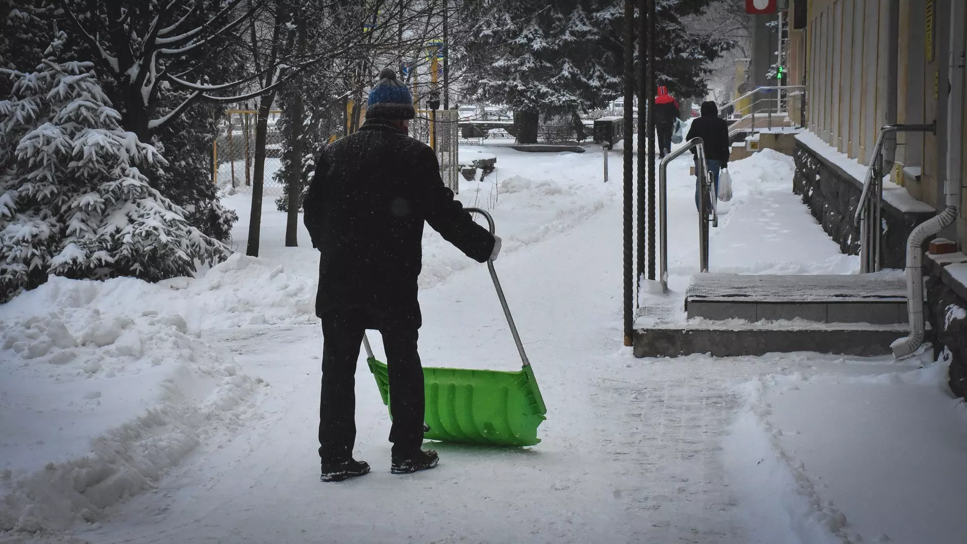 Власти Казани объяснили, почему дороги долго очищаются от снега