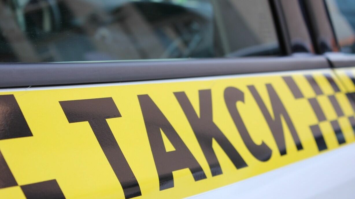 Пьяная компания «захватила» автомобиль казанского таксиста