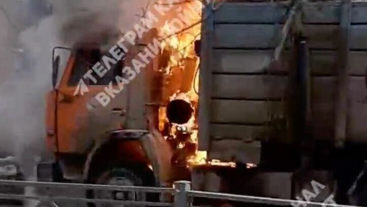 В Казани загорелся мусоровоз