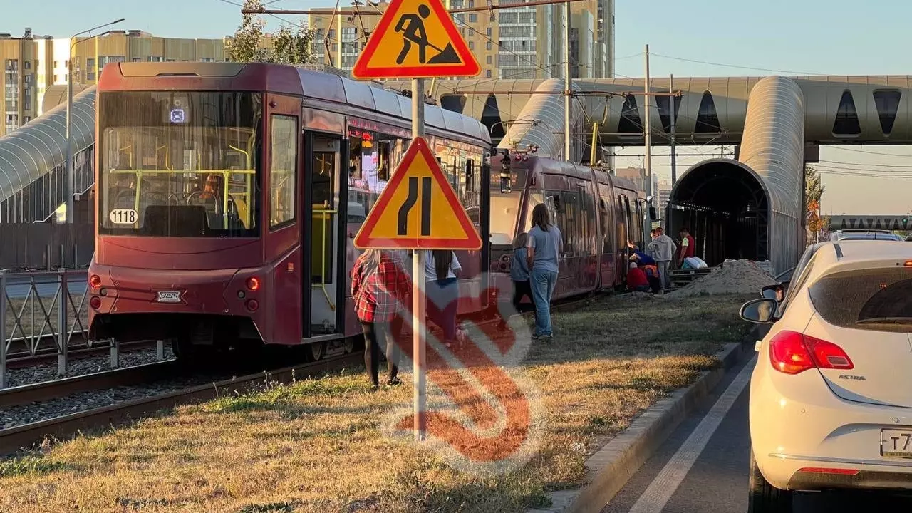 В Казани на проспекте Победы встали трамваи