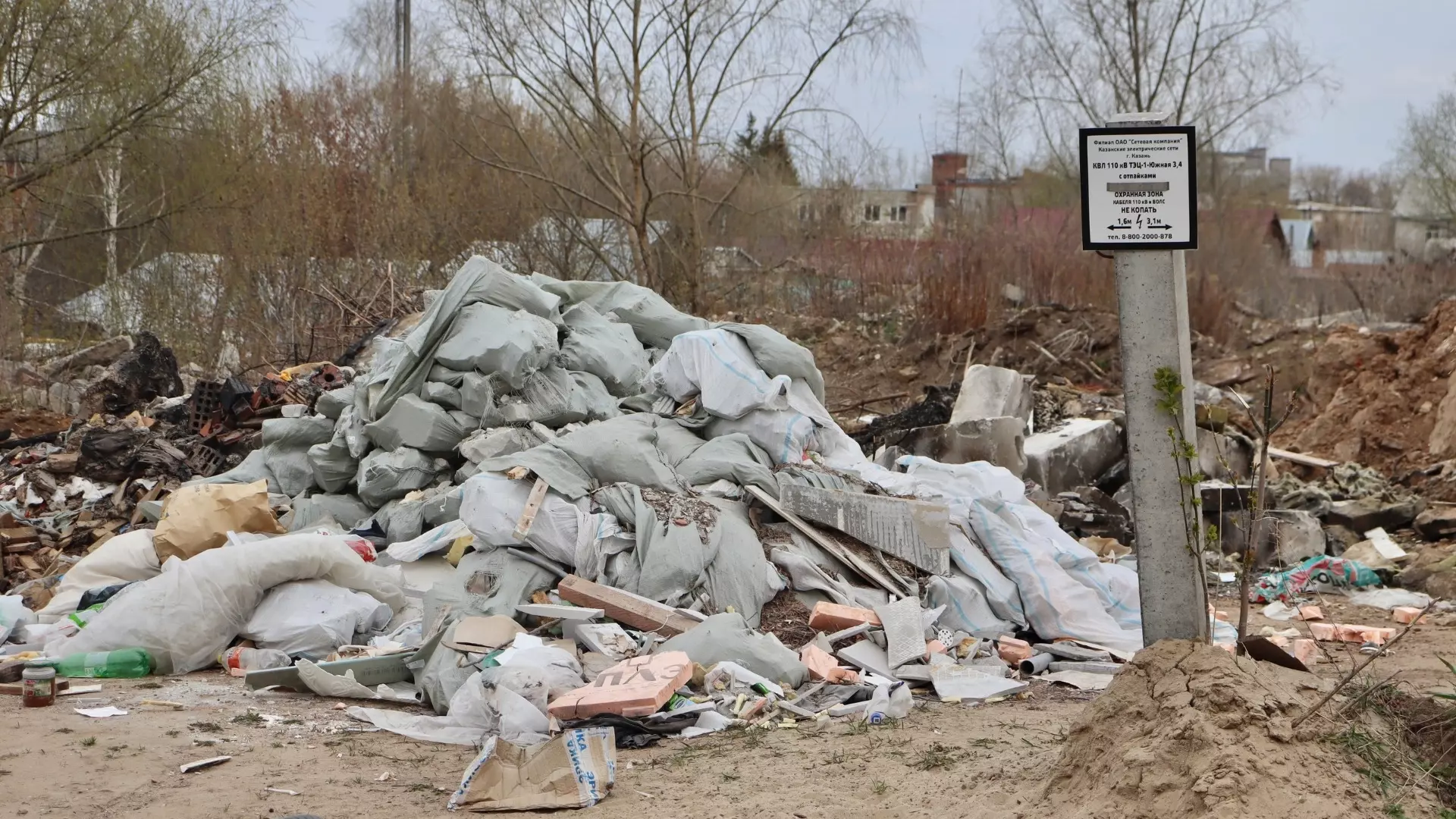 Казанский поселок наполнен мусором из-за незаконных контейнеров