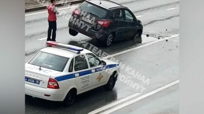 В Казани в дорожную яму по очереди угодили несколько автомобилей