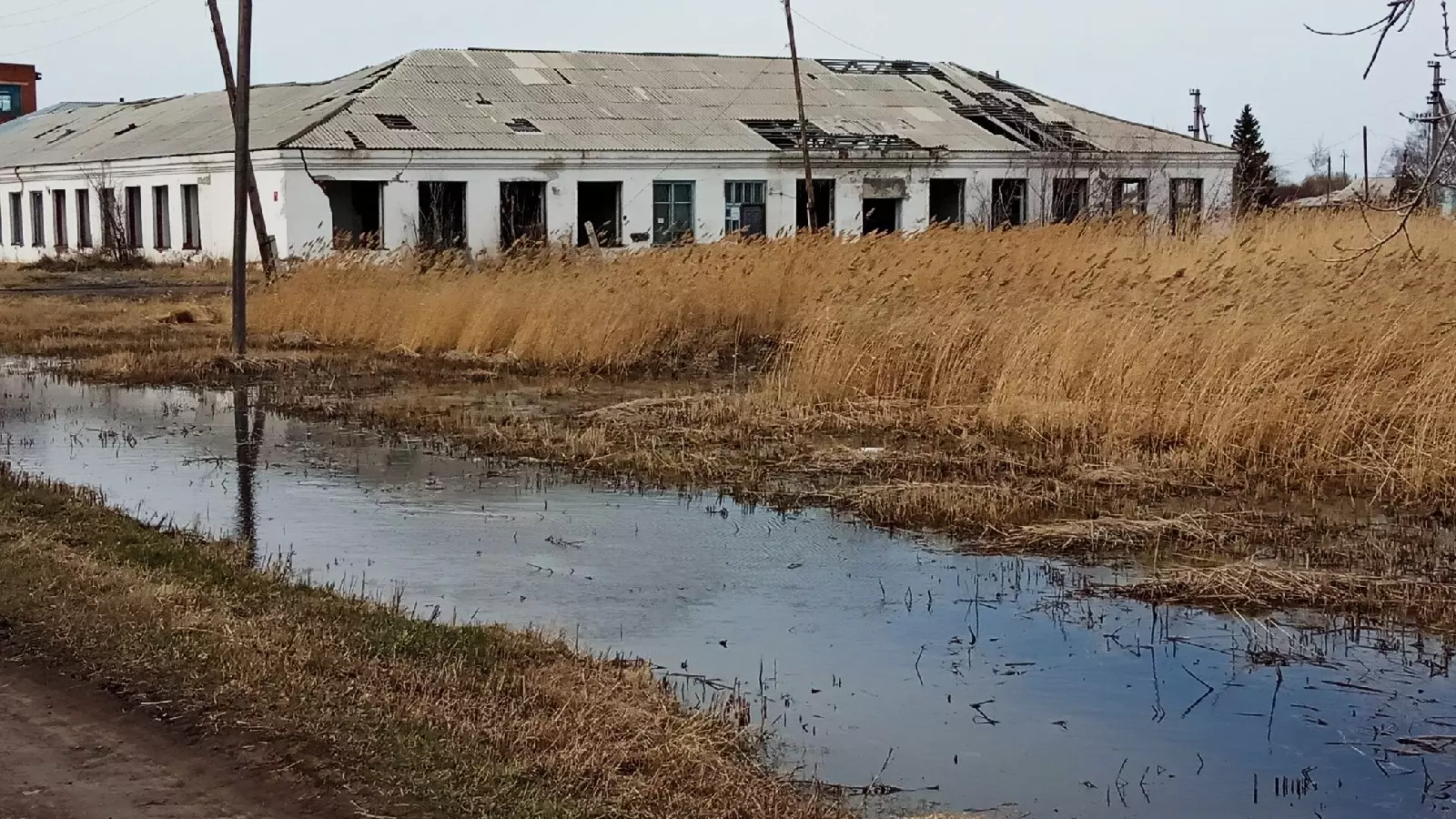 Казанцы попросили решить вопрос с отводящей дождевые воды канавой