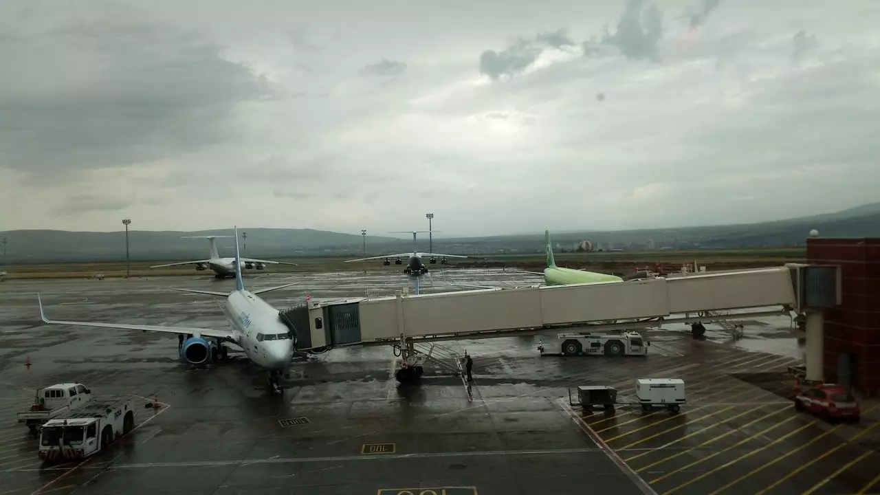 Из-за шторма в Сочи задержали два самолета из Казани