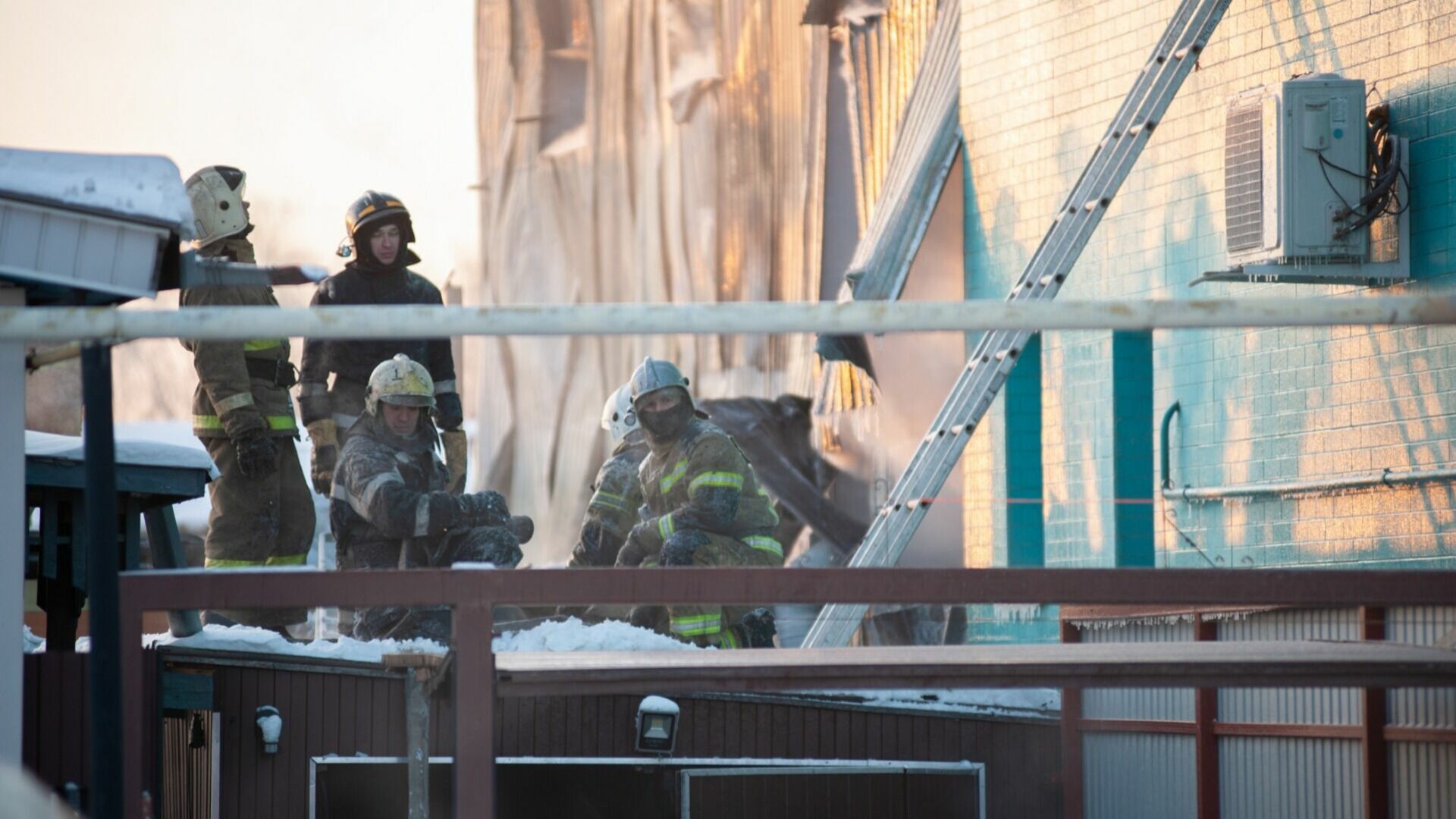 В Казани пожарные спасли пять жителей из загоревшегося дома на Назарбаева
