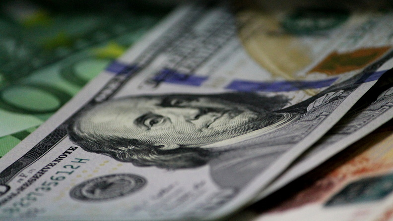 Курс евро достиг 84 рубля, доллара — 75 рублей