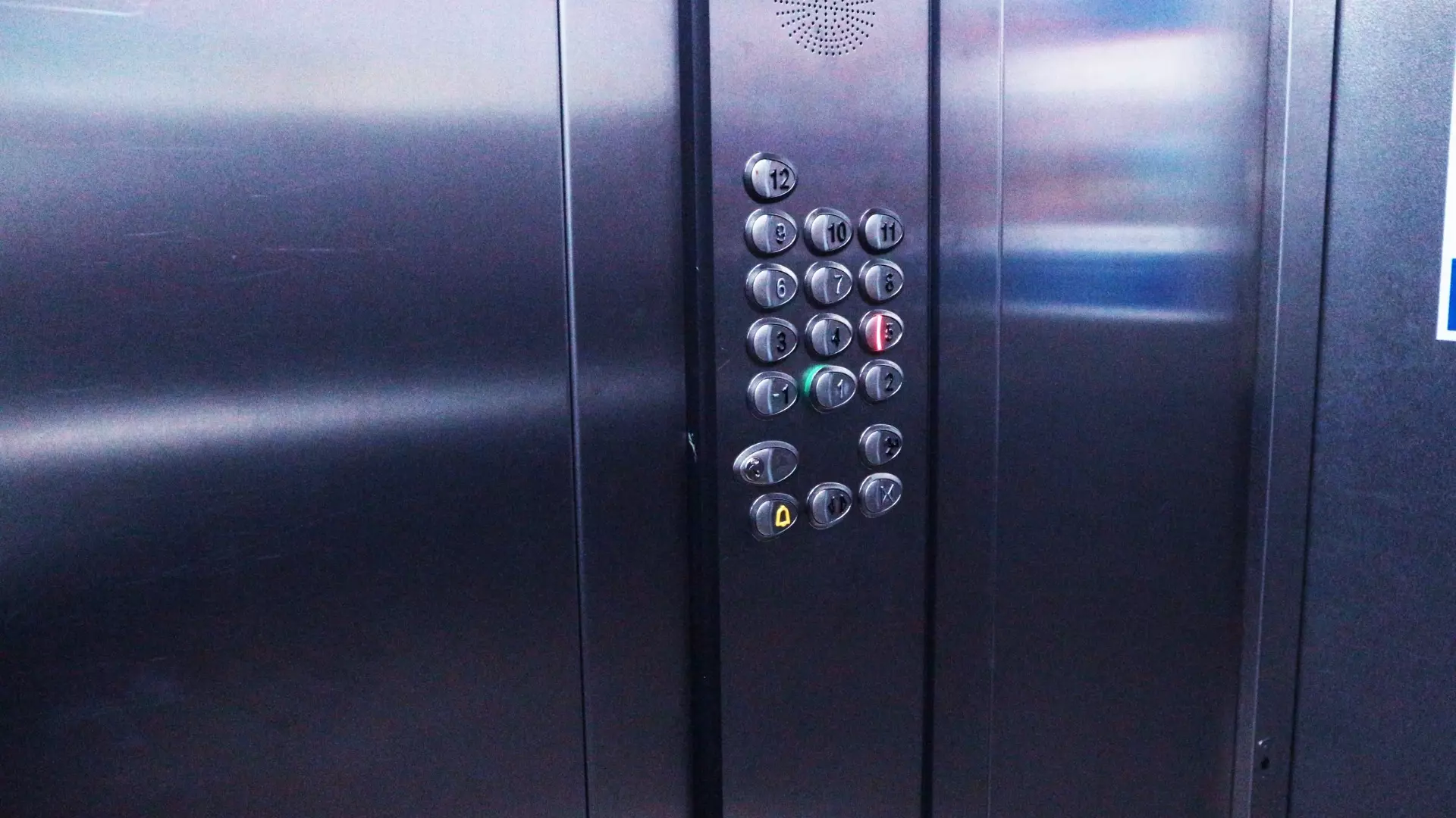 В многоэтажке от «ПИК» чуть не сорвался лифт