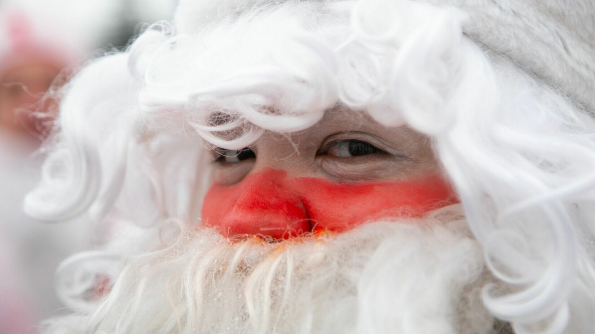 В центре Казани Дед Мороз попросил себя сделать 2023 год нормальным