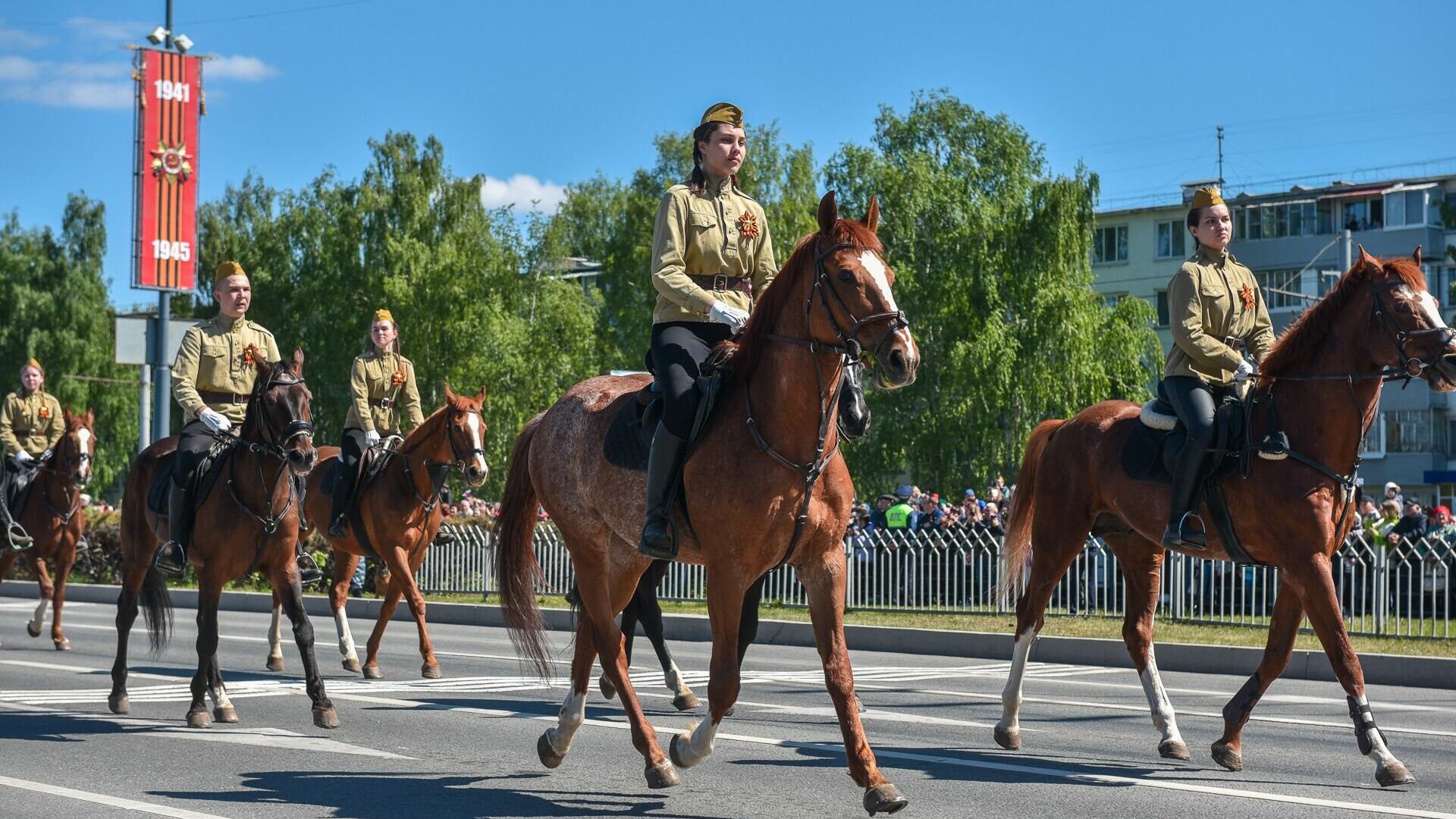 Владимир Соловьев оценил шествие конной кавалерии на параде в Челнах