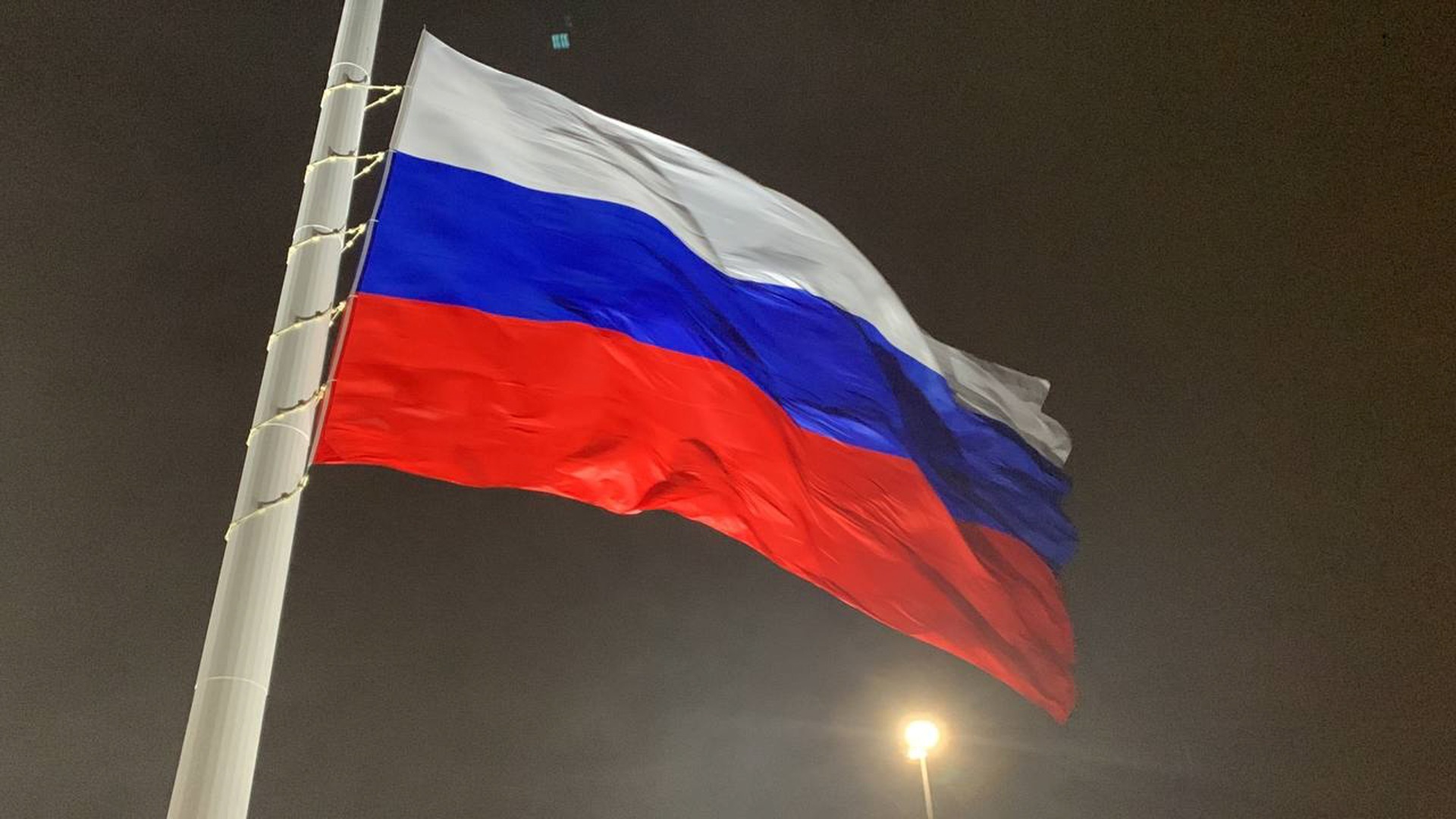На крыше театра Камала в Казани разместили проекцию российского флага