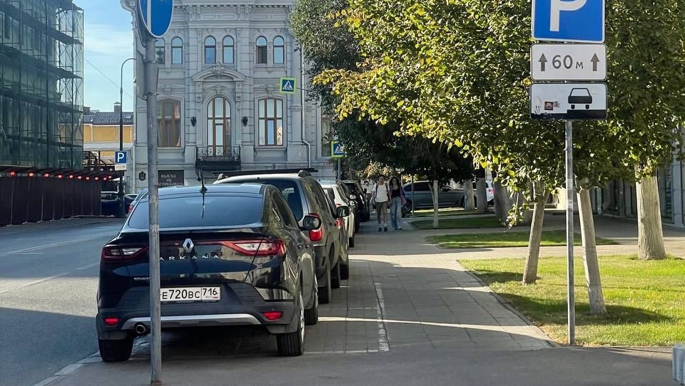В центре Казани просят убрать парковки на тротуарах