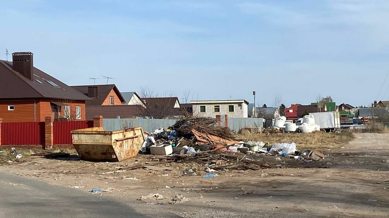 В поселках района Казани 90% контейнерных площадок завалены мусором