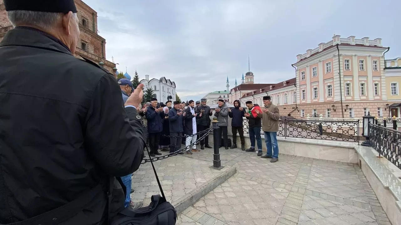 Полицейские дежурят у Кремля в Казани, где проводят дуа в память о событиях 1552 года