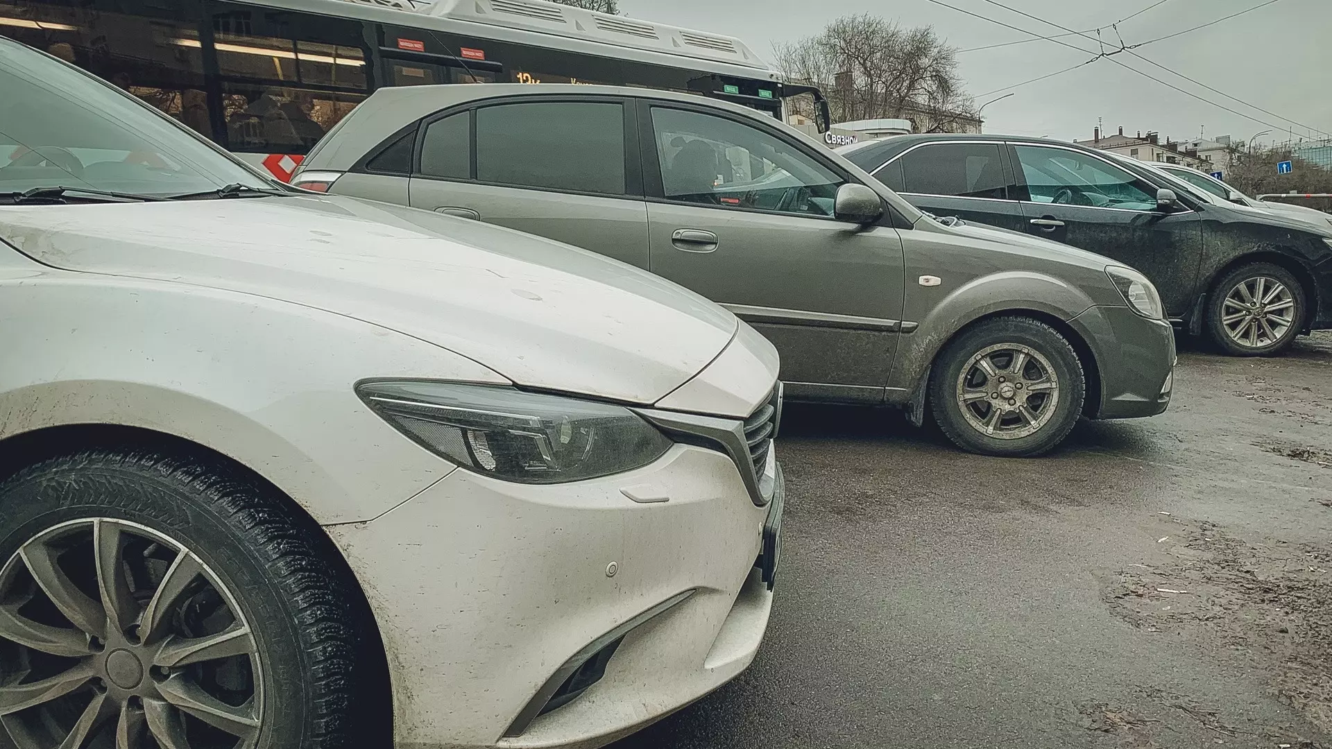 Казанцы пожаловались на хаотичную парковку на Марджани