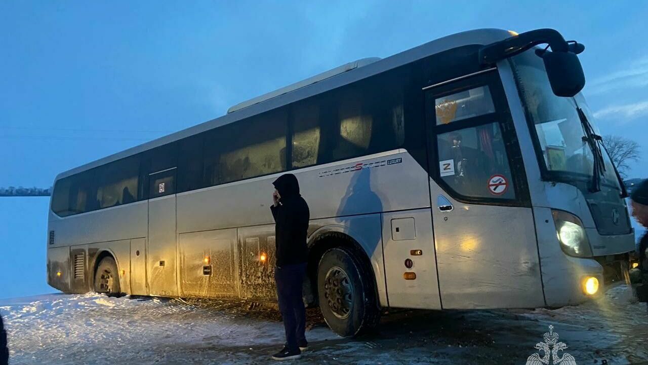 Автобус с детской командой оказался в кювете на трассе в Татарстане