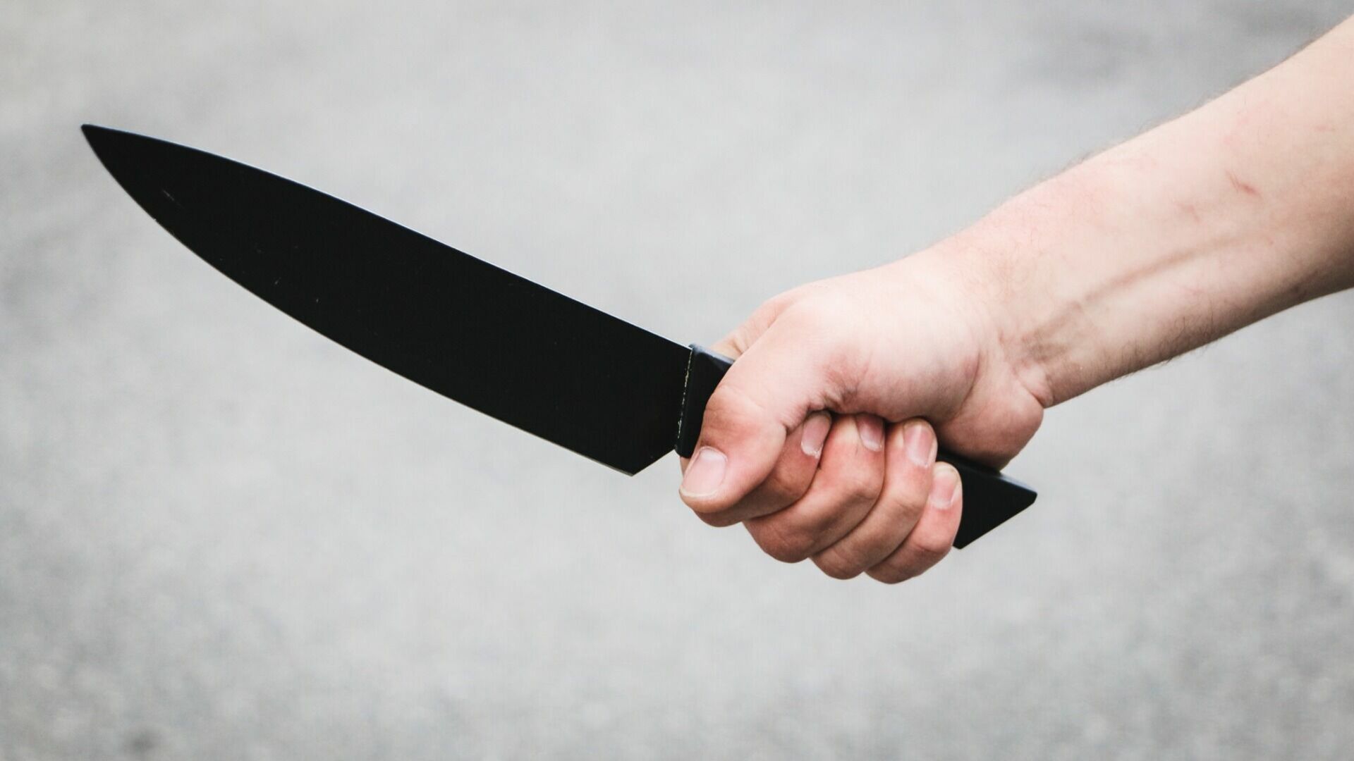 В Челнах мужчина пырнул ножом брата возлюбленной за обман