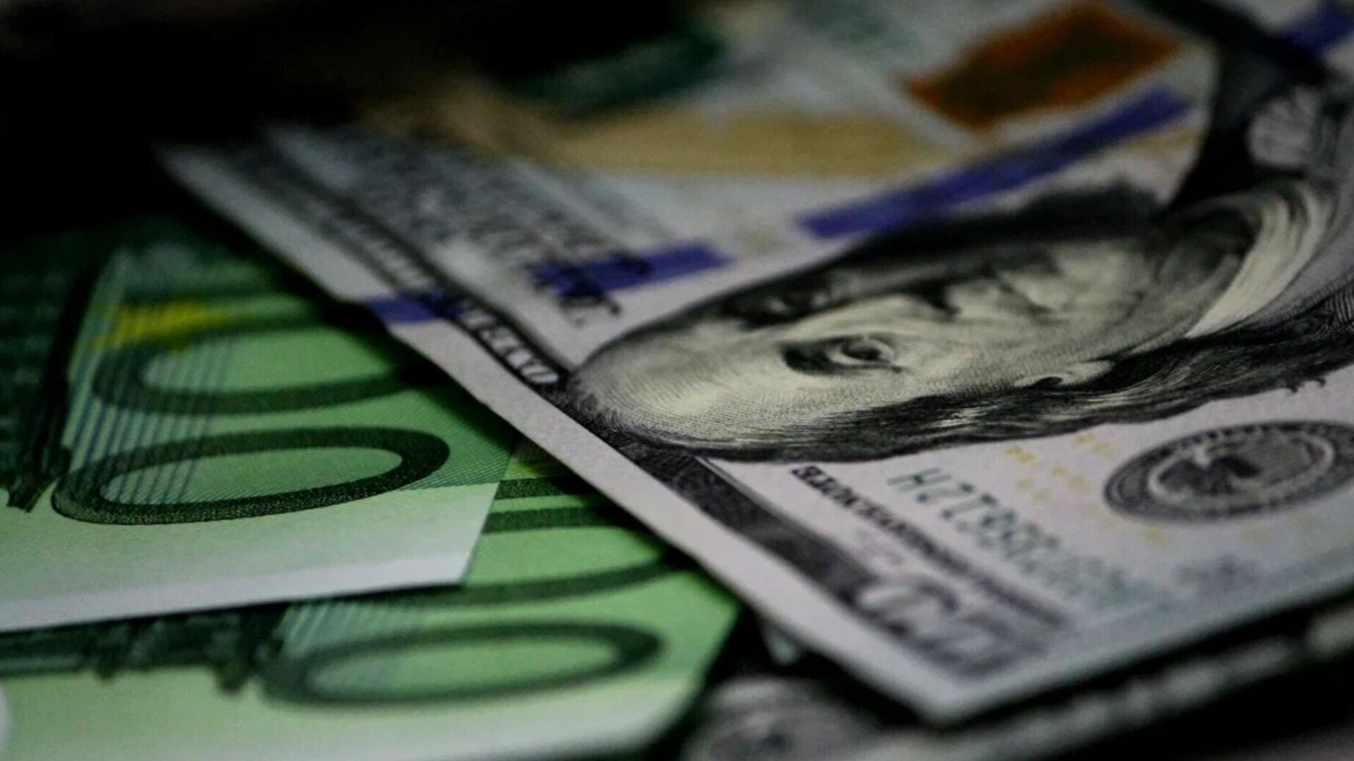 Евро и доллар обвалились к рублю