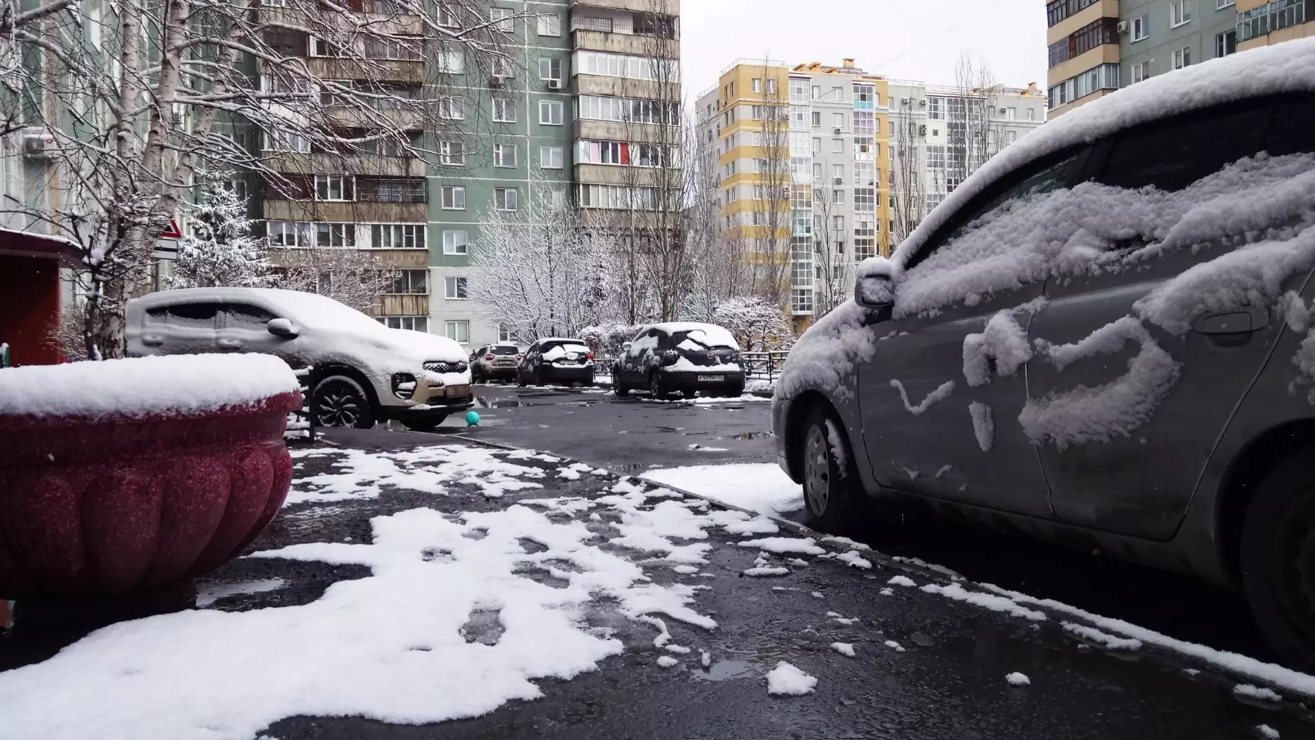 В Казани заметили вертикально припаркованный автомобиль
