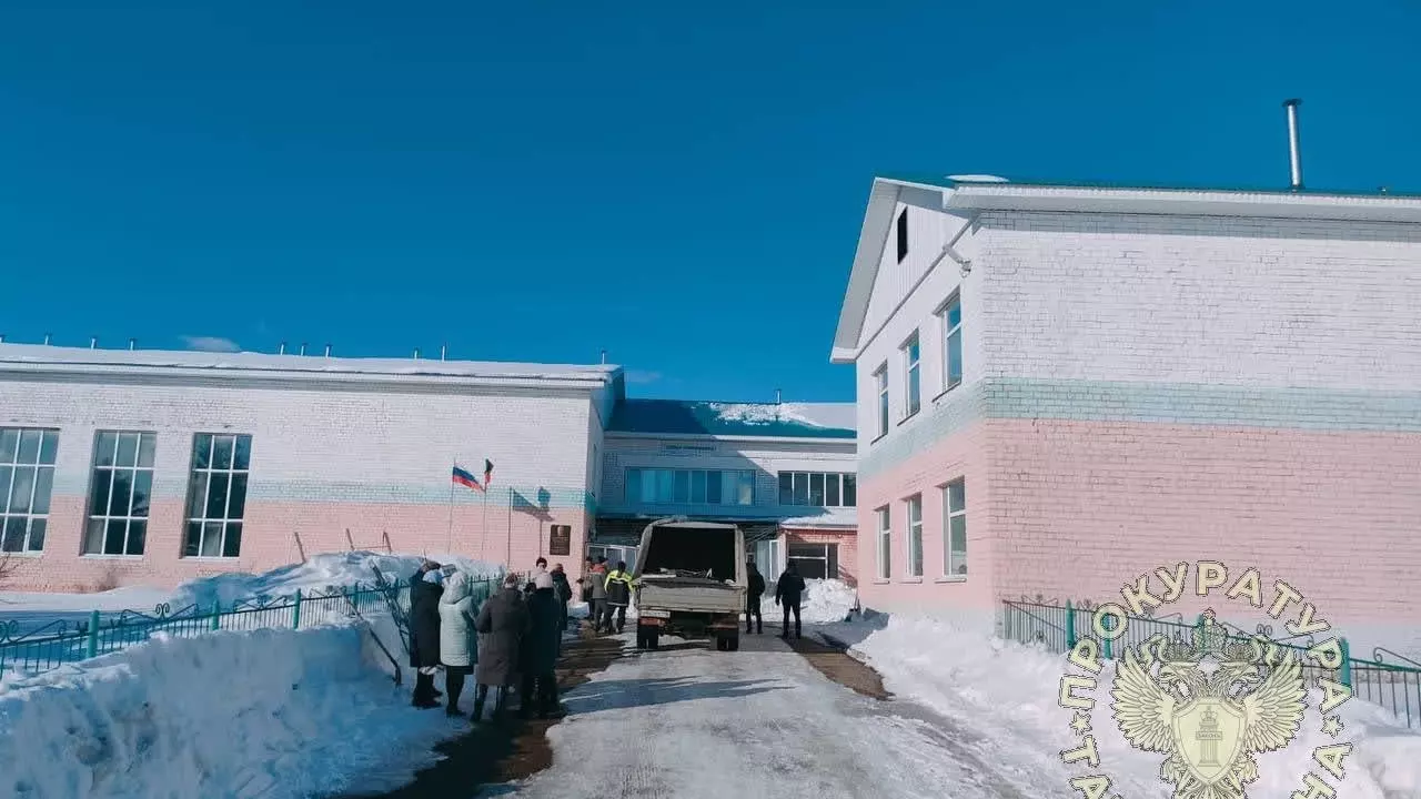 Все здания района Татарстана проверят на наличие снега на крышах