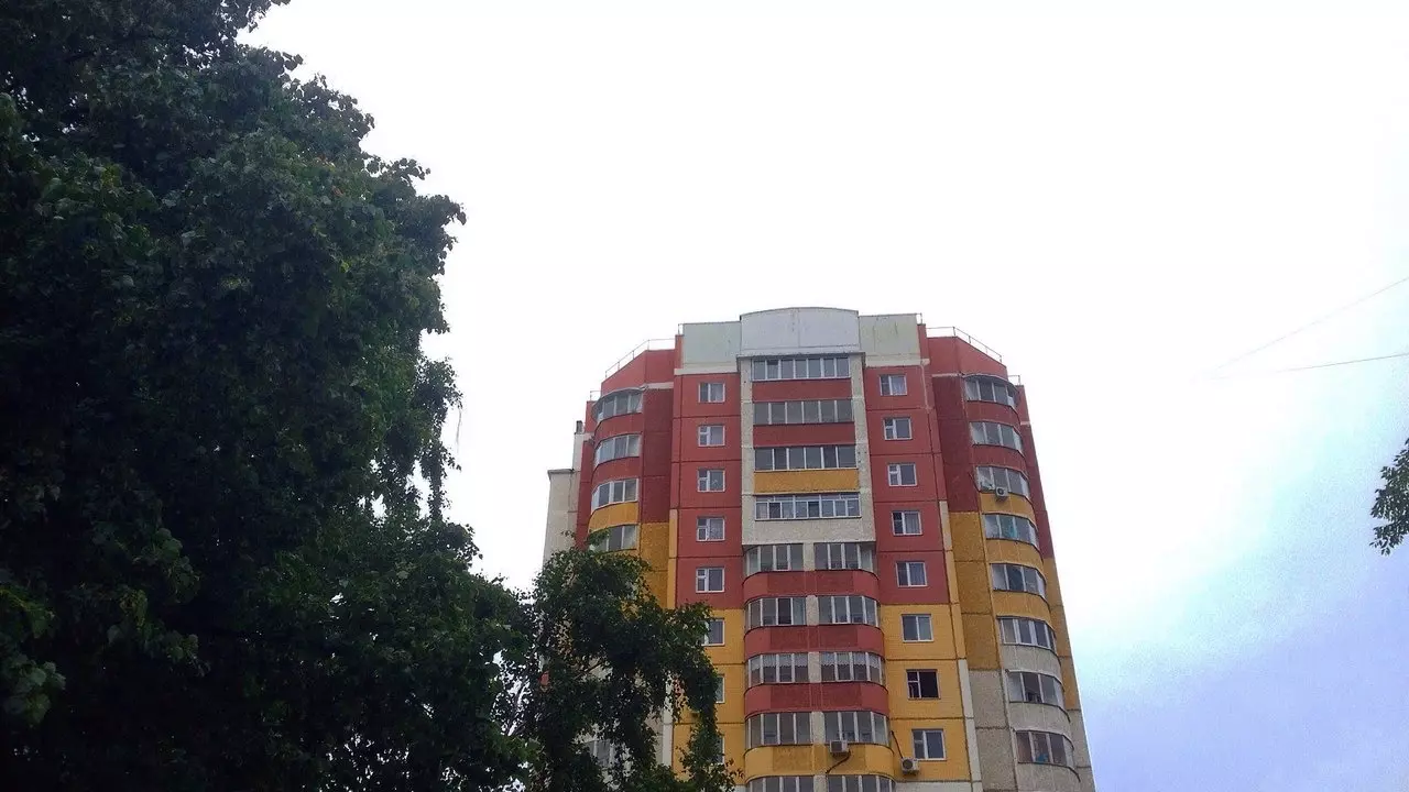 Из окна казанской многоэтажки выпала 83-летняя пенсионерка