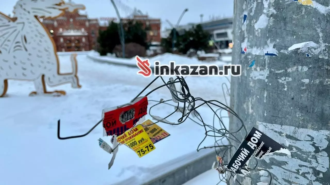 Рекламщики продолжают обклеивать Казань, ломая защитные сетки для столбов