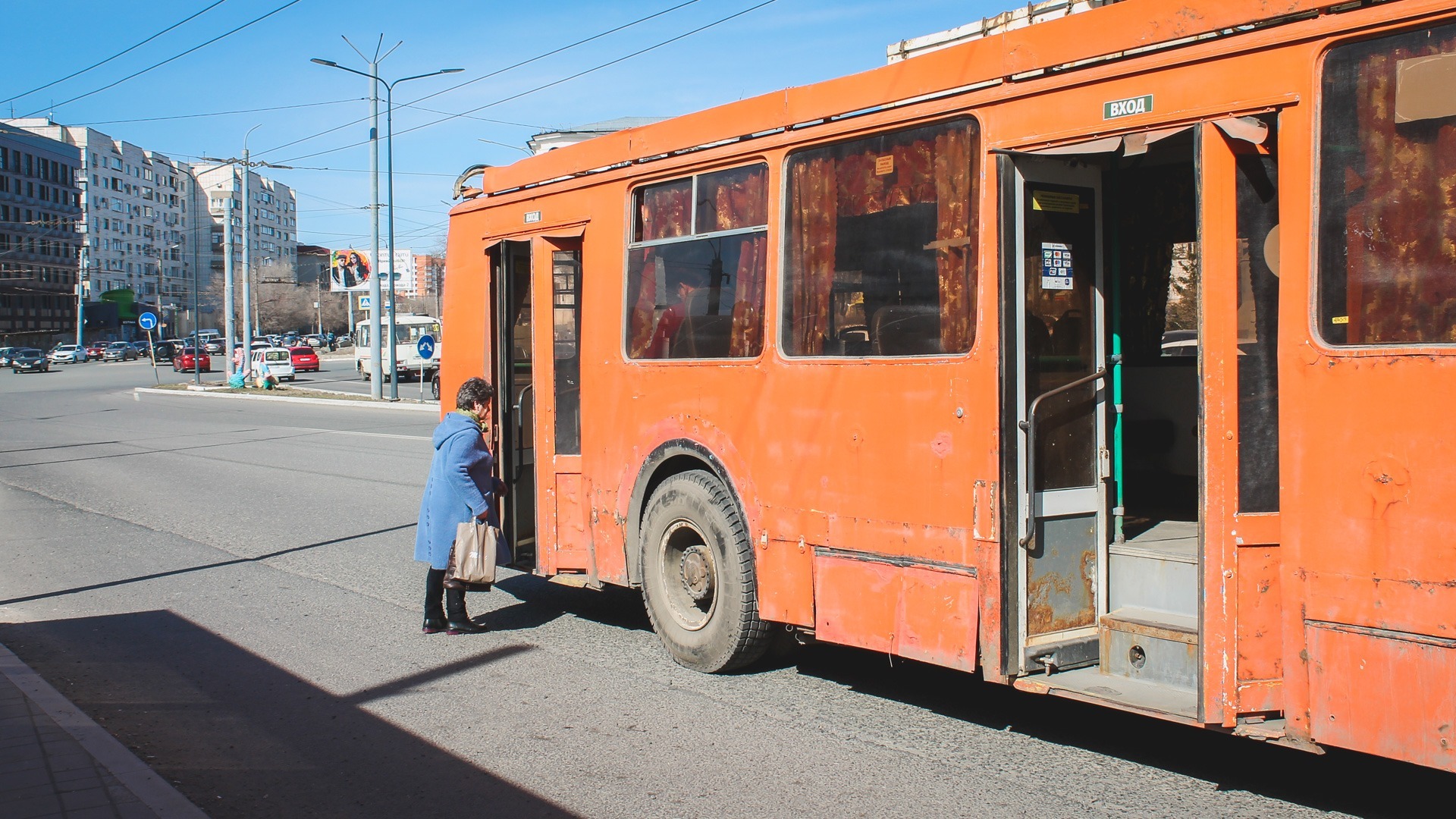 На улицах Казани заметили автобус без стекла