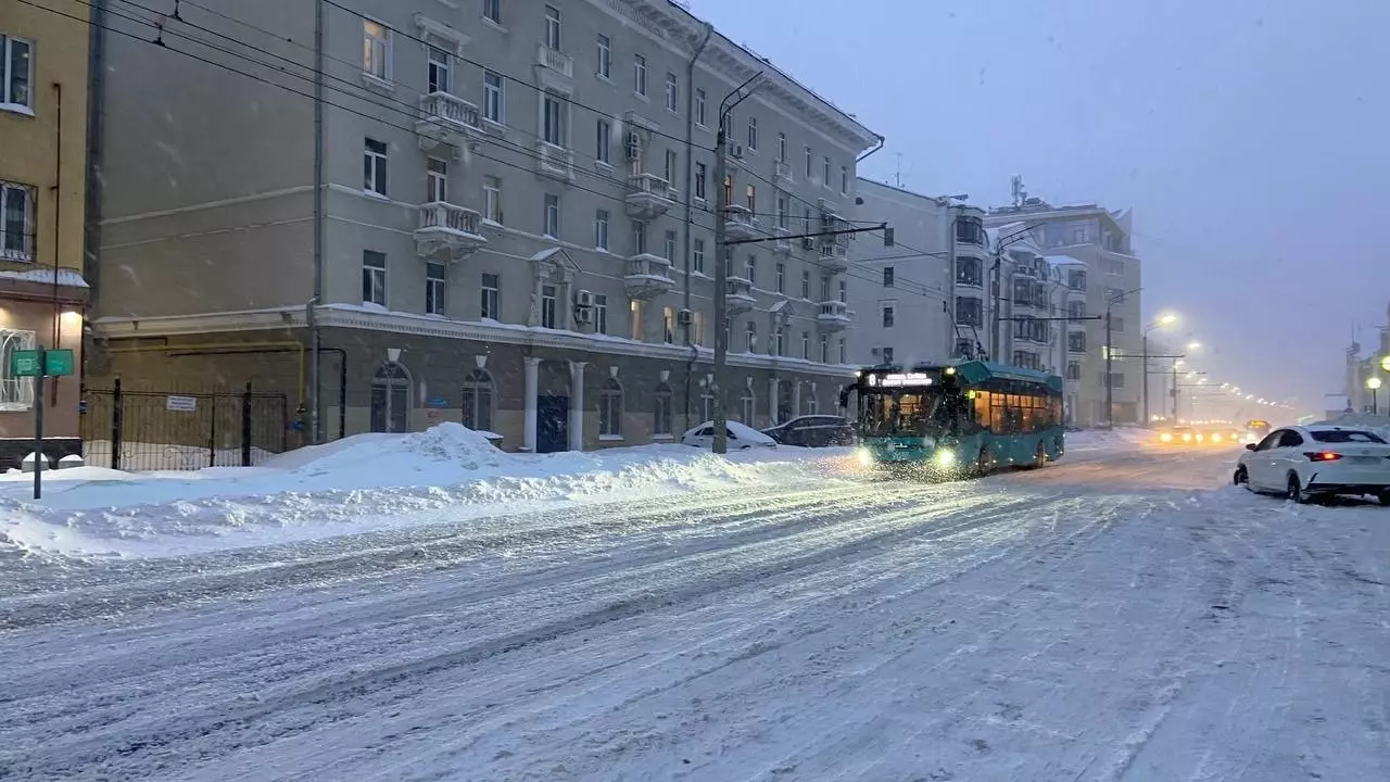 Появилось видео последствий снегопада в Казани