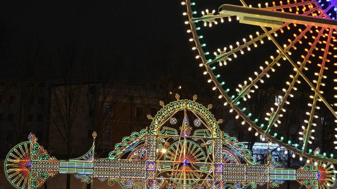 В Казани на улице Баумана зажглись новогодние украшения