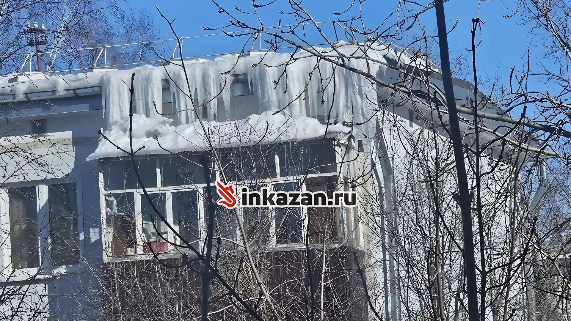 Гора снега спасла машину от разрушения в Казани