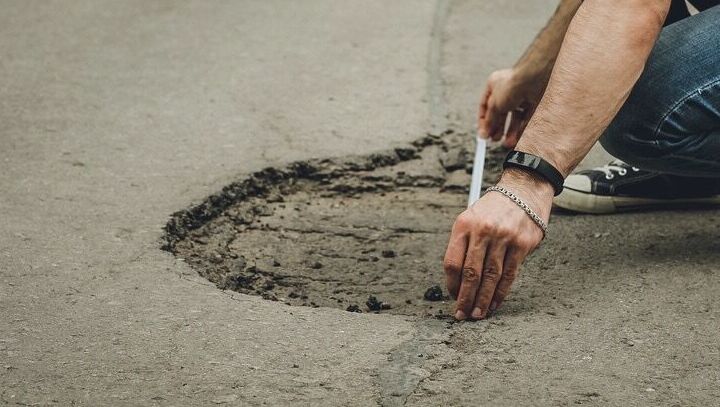 Казанцам рассказали, почему не ремонтируют дороги от ям