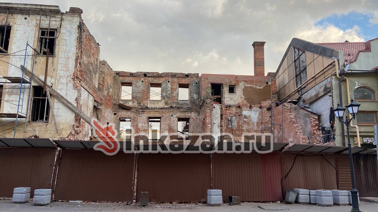 В Казани снесли стену исторического дома