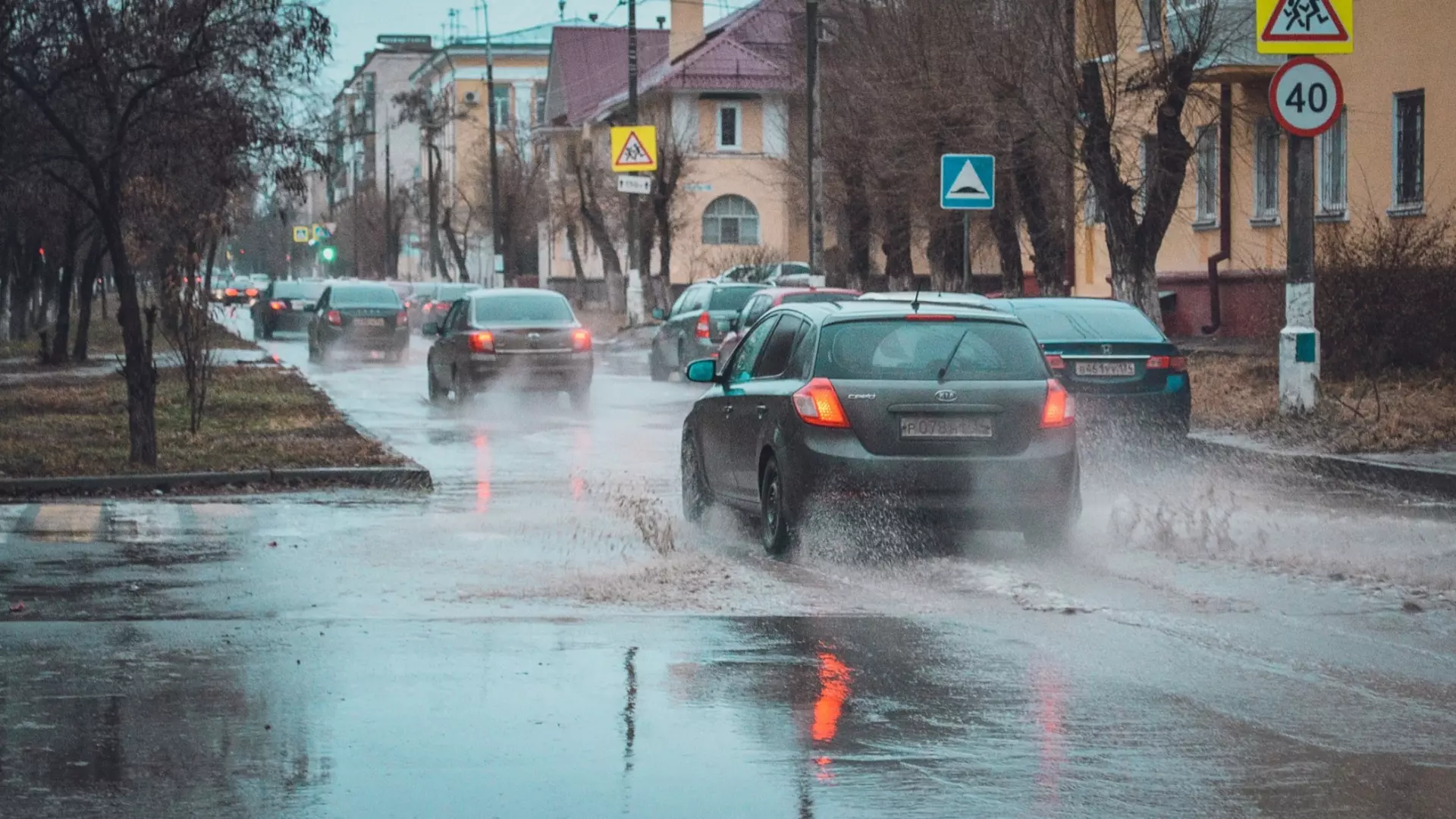 Прорыв канализации на окраине Казани ликвидируют спустя две недели