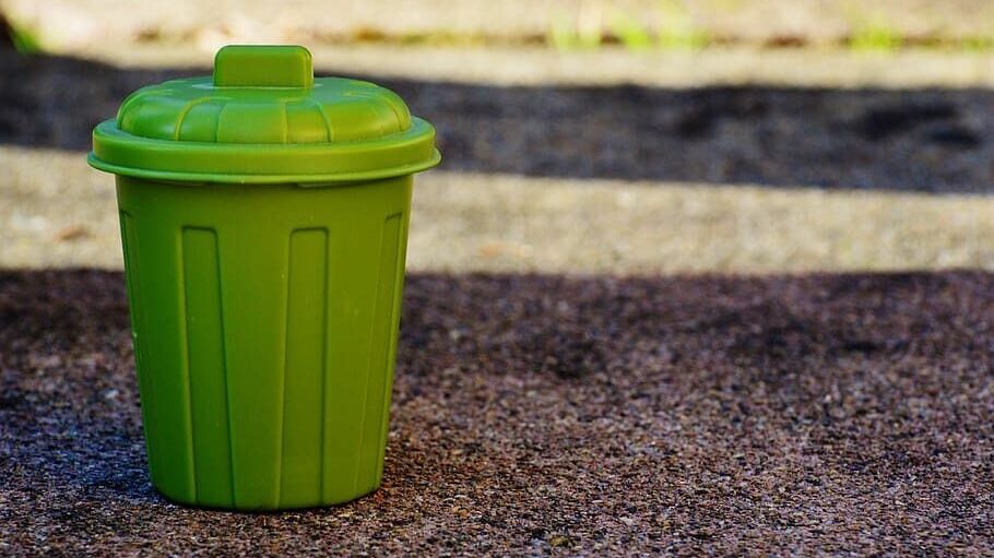 В РЭО предложили запретить выбрасывать золу в мусорные баки