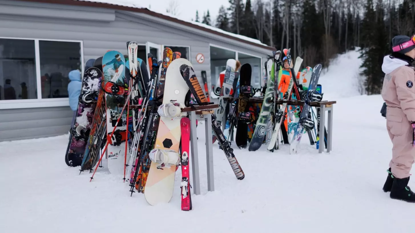 Аренда комплекта лыж или сноуборда с ботинками обойдется в 550 рублей за час