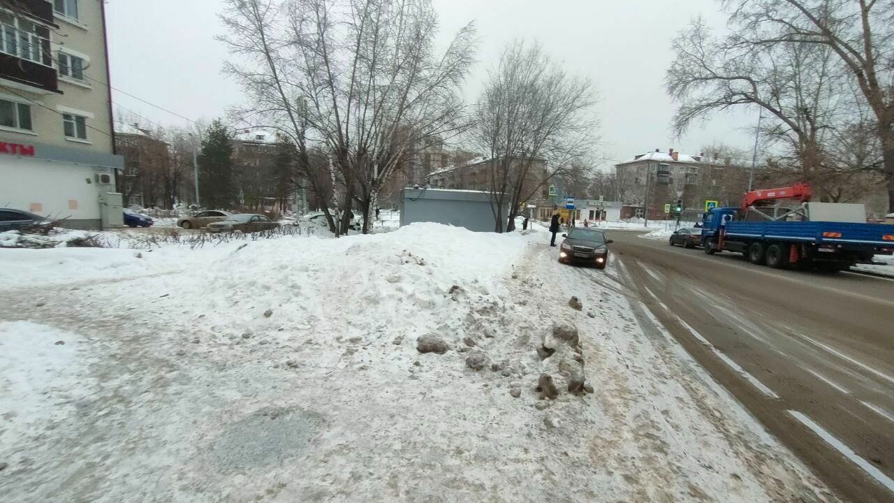Казанцам расчистили дорогу для пешеходов в неположенном месте